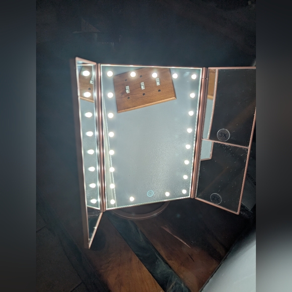 DEWEISN Dresser Mount Tri-Fold Lighted Vanity Mirror with 21 LED Lights (EUC) - Picture 12 of 13